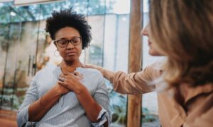 Imparare le tecniche e i benefici dell'autocontrollo emotivo