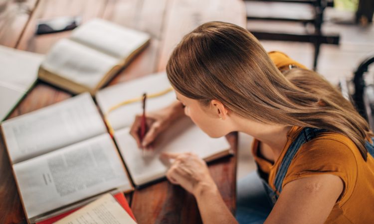 Scopri come scegliere cosa studiare con consigli pratici e metodi efficaci per trovare il percorso giusto in base alle tue passioni.