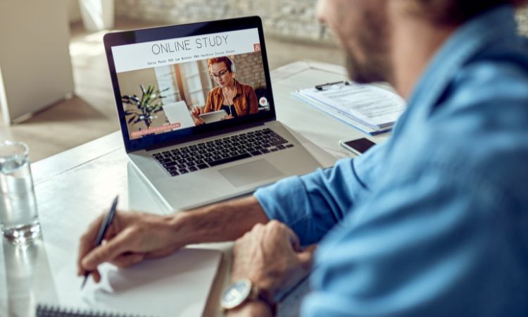 Cosa fare per concentrarsi nello studio? Scopri tecniche efficaci per migliorare il focus, evitare distrazioni e studiare.